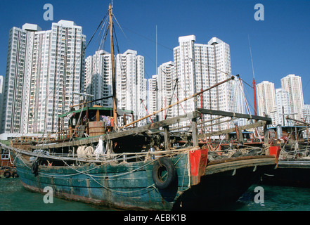 Hafen von Hongkong und Mehrfamilienhäuser Stockfoto