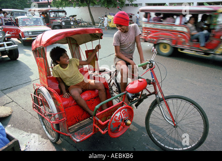 Kinder auf Rikscha Manila Philippinen Stockfoto