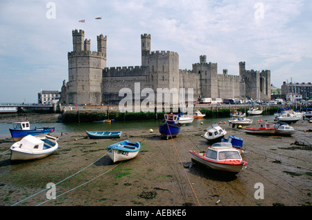 Boote in der Nähe von Caernarfon Castle Wales Stockfoto