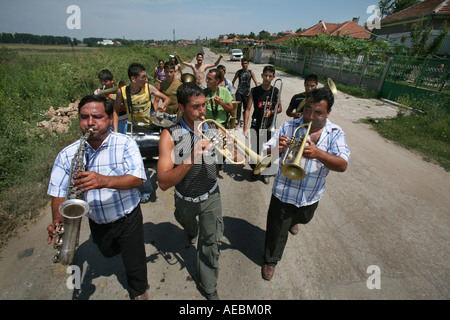 Ein Zigeuner Hochzeit basiert auf Musik, Tanz und viel Alkohol nehmen die Braut und Bräutigam ihre Familien in den Straßen und Tanz Stockfoto