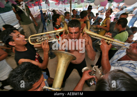 Ein Zigeuner Hochzeit basiert auf Musik, Tanz und viel Alkohol nehmen die Braut und Bräutigam ihre Familien in den Straßen und Tanz Stockfoto