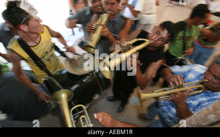 Ein Zigeuner Hochzeit basiert auf Musik, Tanz und viel Alkohol nehmen die Braut und Bräutigam ihre Familien in den Straßen und Tanz Stockfoto