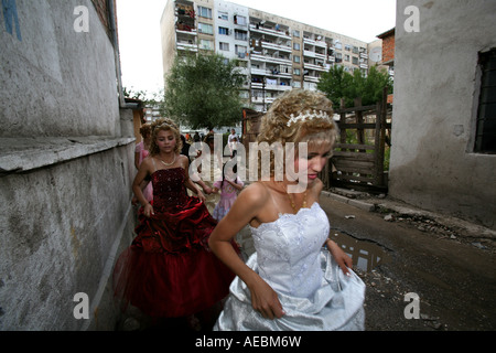 Ein Zigeuner Hochzeit basiert auf Musik, Tanz und viel Alkohol nehmen die Braut und Bräutigam ihre Familien in den Straßen und Tanz Stockfoto