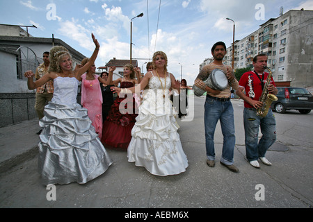 Ein Zigeuner Hochzeit basiert auf Musik, Tanz und viel Alkohol nehmen die Braut und Bräutigam ihre Familien in den Straßen und Tanz Stockfoto