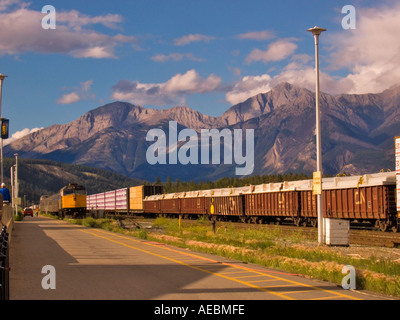 Züge in das Zentrum von Jasper Townsite Alberta geparkt Stockfoto