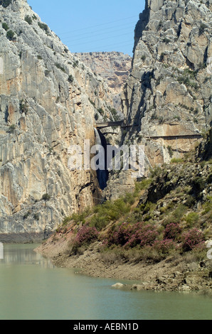 Wasserfall bei Desfiladero de Los Gaitanes und die Könige Weg Caminito del Ray Andalusien Spanien Stockfoto