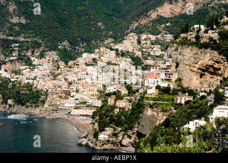 Stadt von Amalfi aus der Bucht entlang der Amalfi-Küste des südwestlichen Italien gesehen. Stadt ist eine Lieblings Touristenattraktion Stockfoto