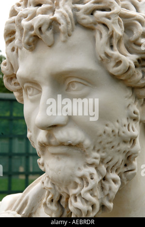 Einer der Köpfe der Caesars im Garten von Überraschungen, Burghley House, Stamford, Lincolnshire. Stockfoto