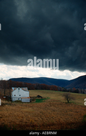 Bauernhof gegen bedrohliche Herbst Himmel Hunter NY Catskill Mountains Stockfoto