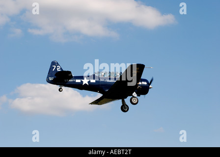 T-6 Harvard Flugzeug landet auf dem Flugplatz Wellesbourne, Warwickshire, England, UK Stockfoto