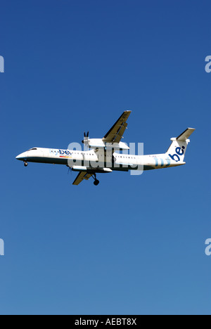 Flybe DHC Dash 8 Flugzeug nähert sich der internationale Flughafen Birmingham, West Midlands, England, UK Stockfoto