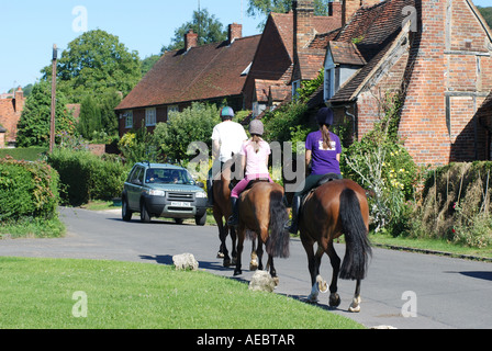 Reiter in Turville Dorf, Buckinghamshire, England, UK Stockfoto