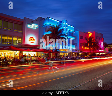 Art Deco-Viertel in der Abenddämmerung Ocean Drive Miami Beach Miami Florida Vereinigte Staaten von Amerika Nordamerika Stockfoto