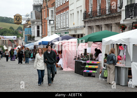 Guildford High Street am Markt Tag, Guildford, Surrey, England. Stockfoto