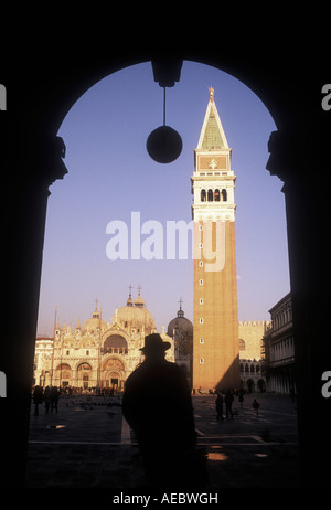 Italien Venedig Markusplatz betrachtet durch einen Bogen mit der Silhouette eines Mannes Stockfoto