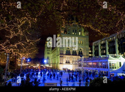 Die Menschen genießen die temporäre Eisbahn außerhalb das Natural History Museum London Dezember 2005 Stockfoto