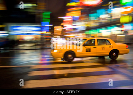 Taxi Taxi in New York City in der Nacht mit Bewegungsunschärfe und Bright Lights, Times Square, New York City, USA Stockfoto