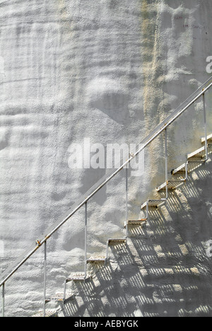 Metall-Treppe auf alten rostigen holprigen weißem Stuck gebogene Wand, USA Stockfoto