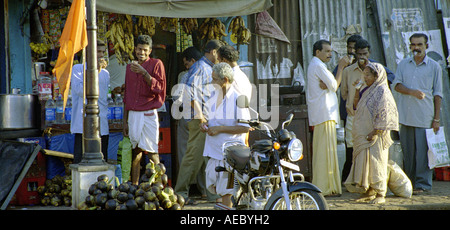 Eine gemeinsame Morgen Szene in Kerala, mit einigen Leuten Tee schlürfen und im Chat vor einem am Straßenrand Teegeschäft, bekannt als Thattukada. Stockfoto