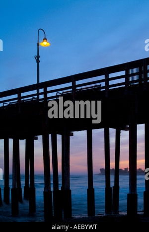 Ventura Pier mit einsamen leichte Post-Lampe bei Sonnenuntergang, Ventura Kalifornien USA Stockfoto