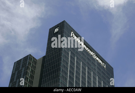 Pricewaterhouse Coopers Zeichen auf einem Büro-Hochhaus Stockfoto