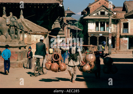 Mann trägt schwere Töpfe auf Schulter hissen Patan Nepal Stockfoto