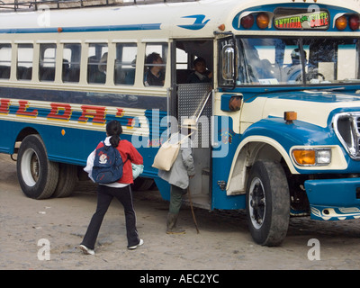 Ehemalige amerikanische Schulbusse, die jetzt als nah- und Fernverkehr Busse mit intakten alten Markierungen dienen Stockfoto