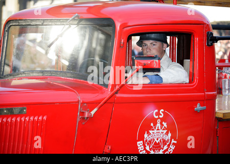 Old Timer-Fire-Fighter in einem Oldtimer Stockfoto