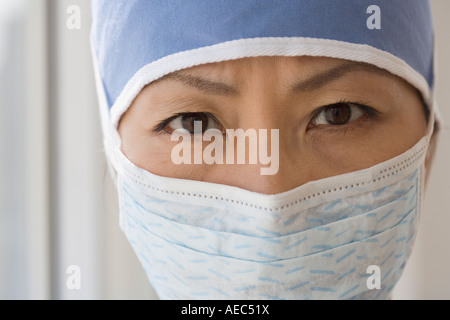 Nahaufnahme von asiatischen Ärztin Mundschutz tragen Stockfoto