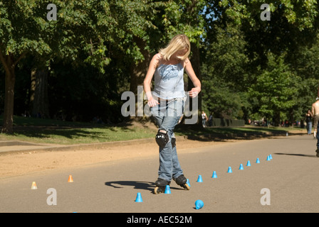 Junge Frau Rollerblading im Hyde Park London England UK Stockfoto