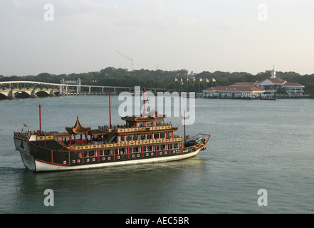 Chinesische Dschunke auf dem Weg zur Insel Sentosa. Stockfoto