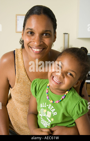 Mutter und Tochter Lächeln während des Besuchs, Arztpraxis oder Notaufnahme. Stockfoto