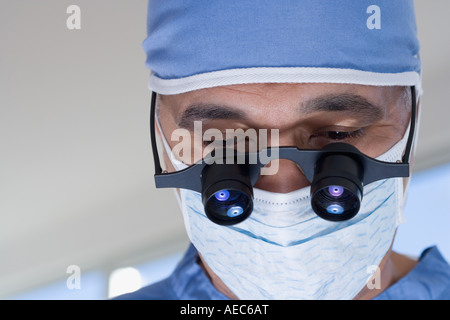 Nahaufnahme eines afrikanischen männlichen Arzt mit Mundschutz und binokularen Lupen Stockfoto