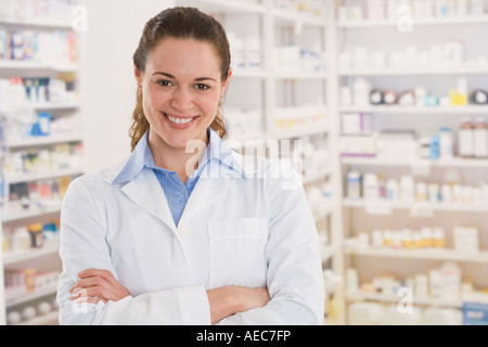 Hispanische Apothekerin lächelnd in Apotheke Stockfoto