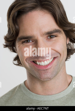 Close up Portrait of Hispanic Mann lächelnd Stockfoto