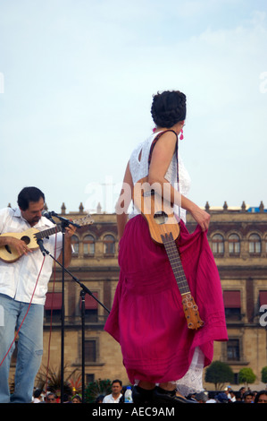 Eine Gruppe unterhalten die Massen bei einer Demonstration von Oaxaca Human Rights in Zocalo von Mexiko-Stadt Stockfoto