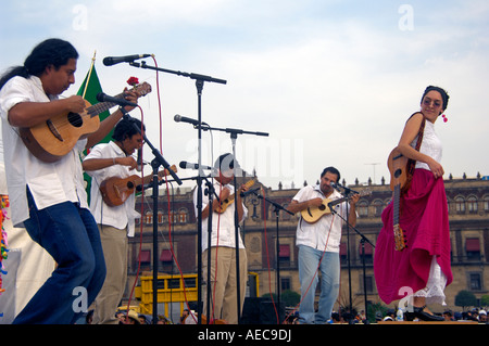 Eine Gruppe unterhalten die Massen bei einer Demonstration von Oaxaca Human Rights in Zocalo von Mexiko-Stadt Stockfoto