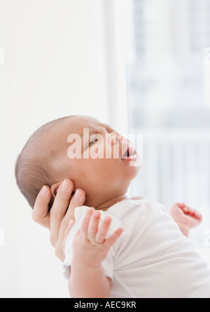 Mutter neugeborenes Baby halten Stockfoto