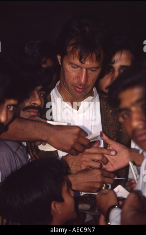 Imran Khan der ehemaligen Pakistan International Cricket-Spieler Autogramme auf die Badshahi-Moschee in Lahore Stockfoto