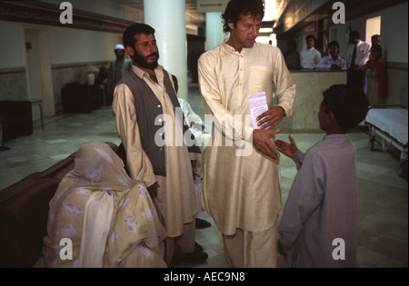 Imran Khan der ehemalige Pakistan International Cricket-Spieler besuchen Krebspatienten an seine Mutter Krankenhaus, Lahore Stockfoto