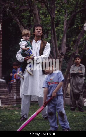 Imran Khan der ehemaligen Pakistan International Cricket-Spieler zu Hause mit seinen Neffen spielen Cricket Lahore Pakistan Stockfoto