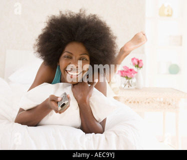 Afrikanerin Kanal mit Fernbedienung Stockfoto