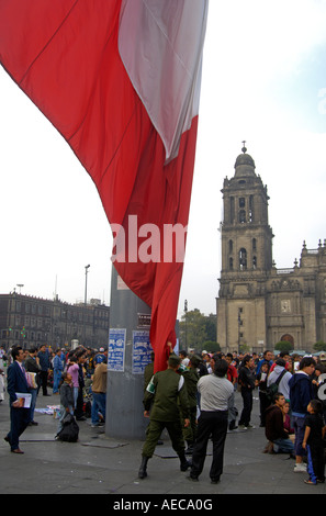 Das Ritual der Senkung der riesige Flagge in Zocalo von Mexiko-Stadt Stockfoto