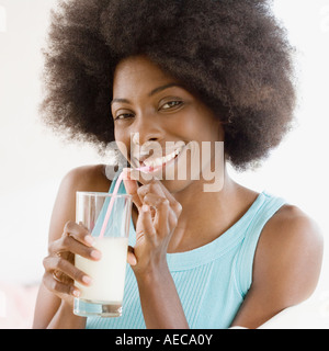Afrikanische Frau Glas Milch Stockfoto