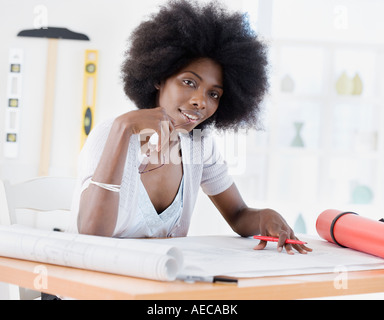 Afrikanische Architektin Blick über Baupläne Stockfoto