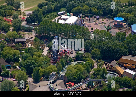 Luftaufnahme von Thorpe Park mit der Achterbahn Colossus von Abtei See, Staines Road, Chertsey, Surrey, England Stockfoto
