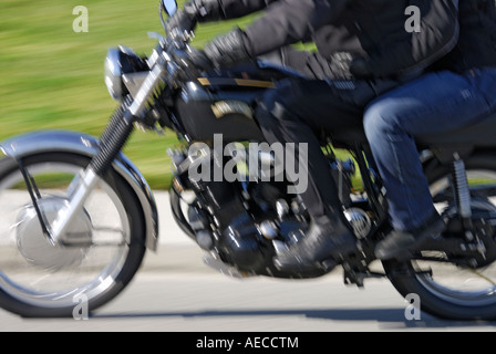 "Paar Reiten eine modifizierte und aktualisiert ^ 1950er Jahre Vincent Rapide ^ 998cc V Twin ^ Motorrad. (Geschwindigkeit Blur.) " Stockfoto