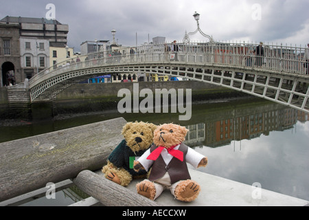 Beni und Blarni an der Ha'penny Brücke. Dublin, County Dublin, Irland. Stockfoto