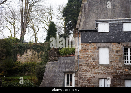 Alte Ziegel und Stein-Haus durch die Stadtmauer in alten mittelalterlichen Mauern umgebene Stadt Dinan Bretagne Frankreich Europa Stockfoto