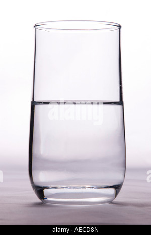 Ein Glas halb voll oder halb leer, um die Idee von Pessimismus und Optimismus zu veranschaulichen Stockfoto